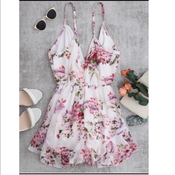 Chiffon Floral print romper Chic elegant classy - Picture 5 of 5
